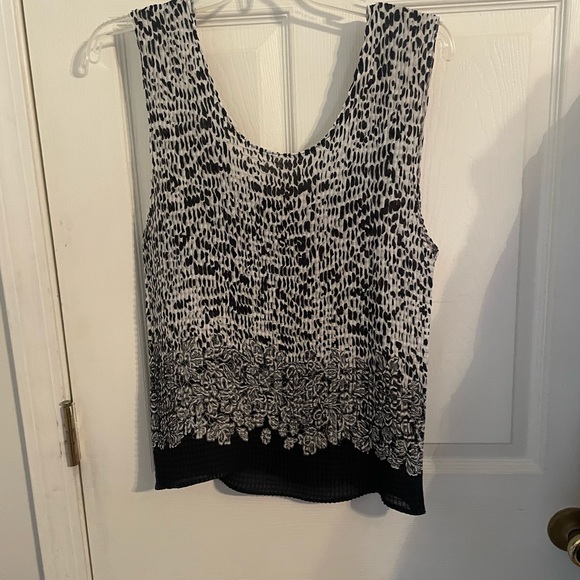 Tops - Top/blouse. White and black. Size X-LARGE.